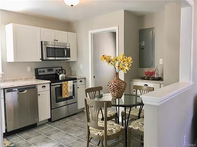 Foto del edificio - 943 Kingsway Rd