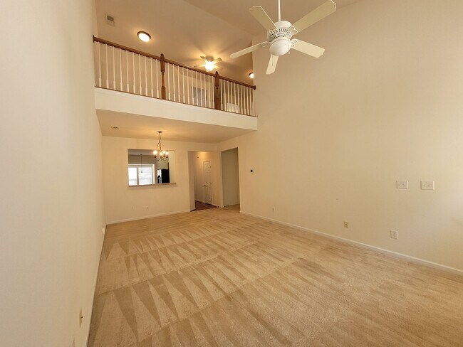 Building Photo - Spacious 3 Bed/2.5 Bath Townhome - Breakfast Area - Fireplace - Washer/Dryer - Loft - Walking Trails
