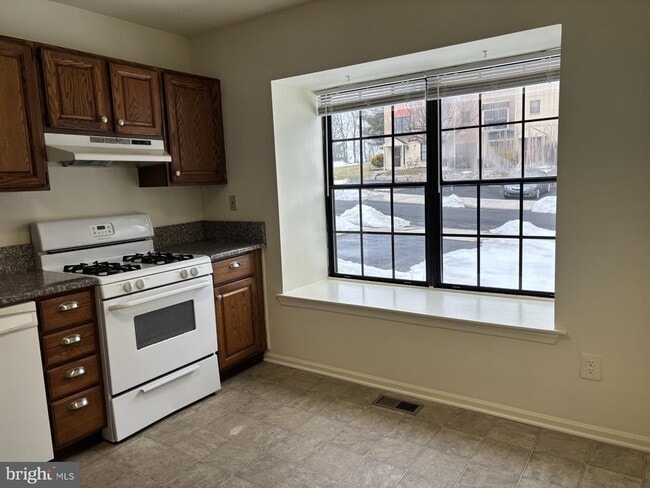 Building Photo - 2028 Yorktown S