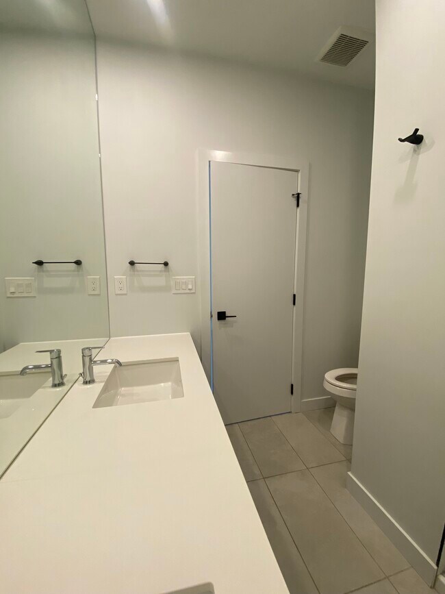 Photo du bâtiment - Killarney – a quiet, family-friendly neighborhood close to parks and tennis courts.