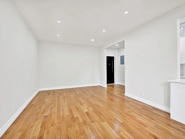 Foto del edificio - 7101 Shore Rd