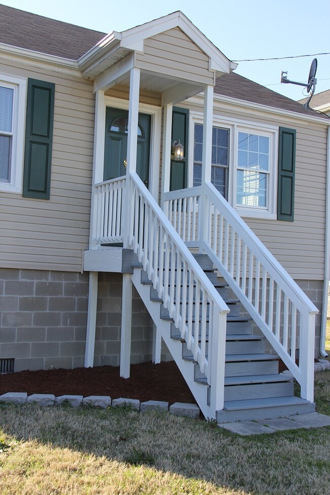 Building Photo - 15 Freeman Dr
