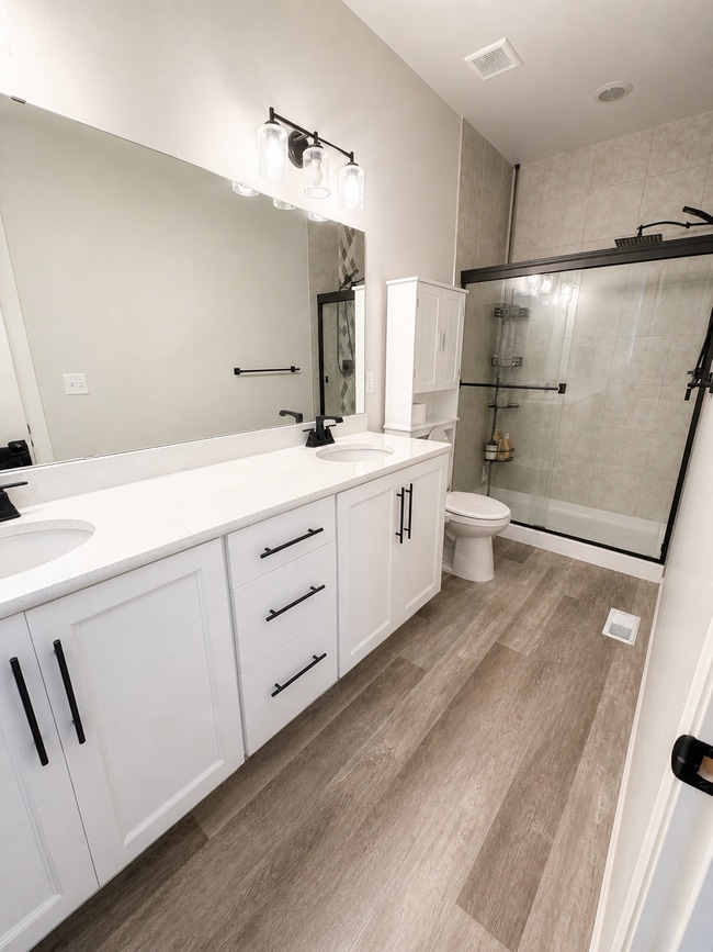 Building Photo - Serene Living in The Heart of Bonney Lake