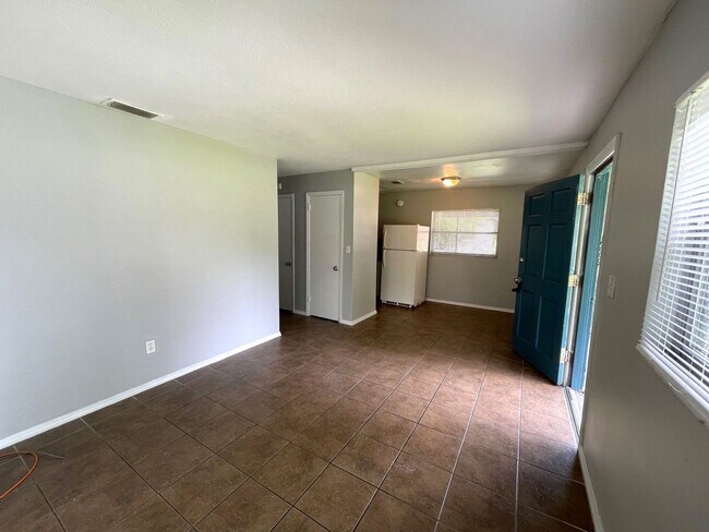 Foto del edificio - Nice and cozy 3 bedrooms 2 baths single-fa...