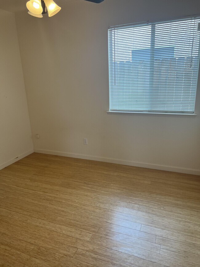 Foto del edificio - 5633 W Norwich Ave
