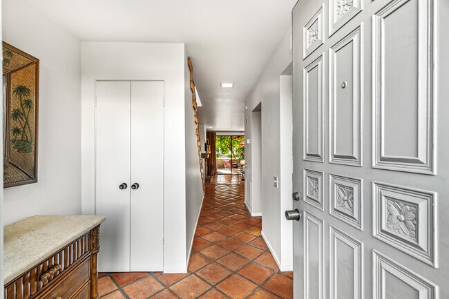 Foto del edificio - 215 Calle Bravo