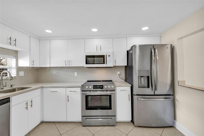 Foto del edificio - 681 S Hollybrook Dr