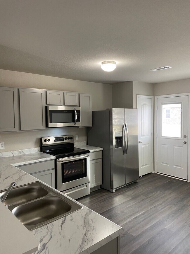 Foto del edificio - *Pre-Leasing* | NEW - Three Bedroom | Two ...