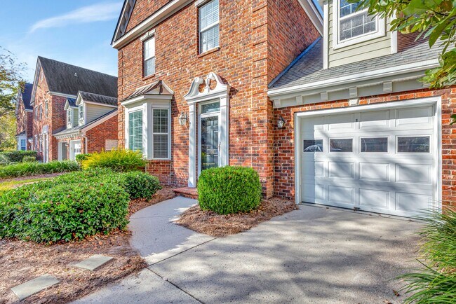Building Photo - Town home in the heart of Mount Pleasant