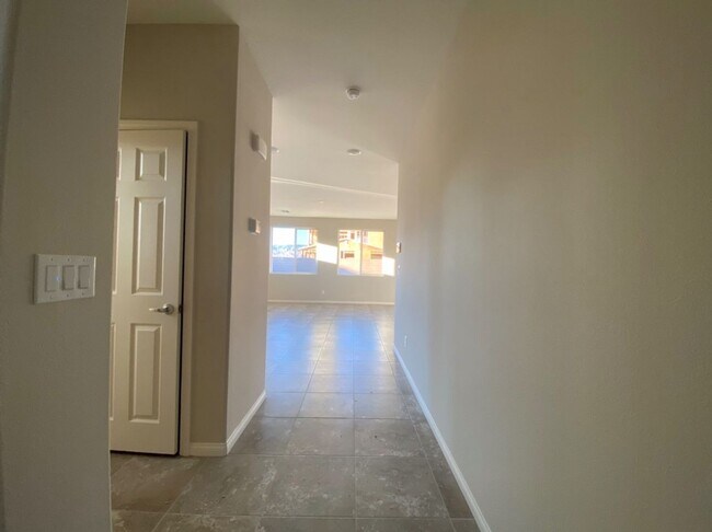 Building Photo - 4 BED 2.5 BATH 2 CAR GARAGE,  LARGE CORNER...
