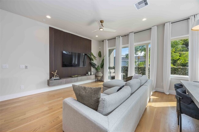 Building Photo - 5310 Suez St