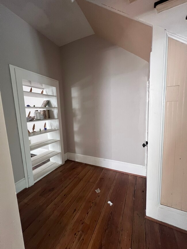 Building Photo - 398 W Race St