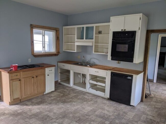 Building Photo - Welcome to this charming 3-bedroom, 1-bath...