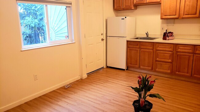 Kitchen - 643 Nordale Ave