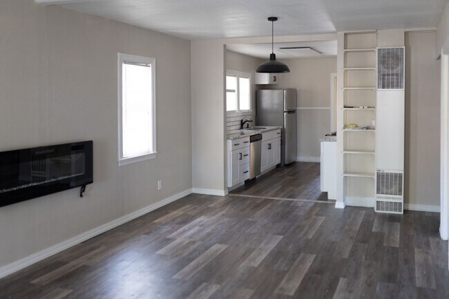 Foto del edificio - NEWLY RENOVATED!! Modern, Bright, 4 Bed 2 ...