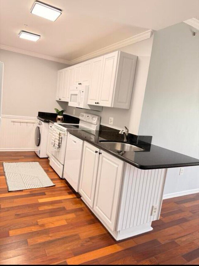 Building Photo - 2080 Greenview Shores Blvd