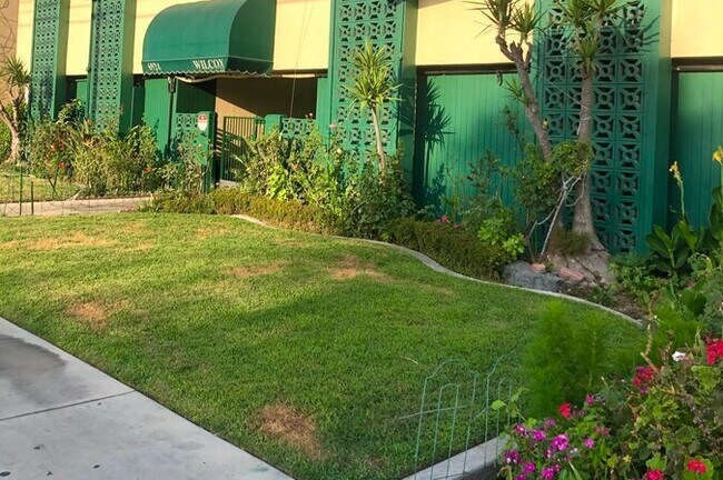 Building Photo - 6924 Wilcox Ave
