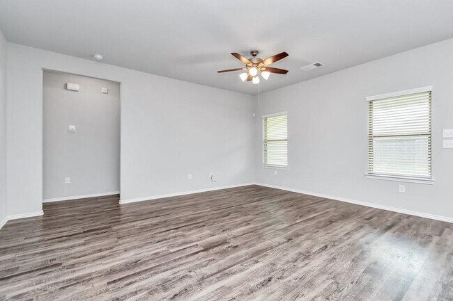 Building Photo - 2214 Welborn Dr