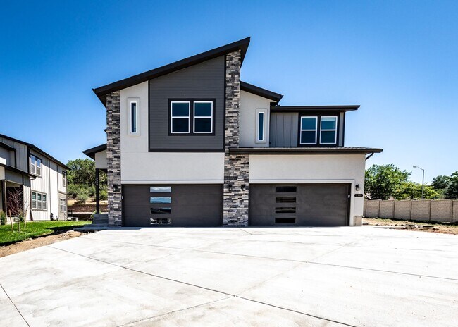 Foto del edificio - 3 Bedroom Contemporary Townhome off of Austin Bluffs