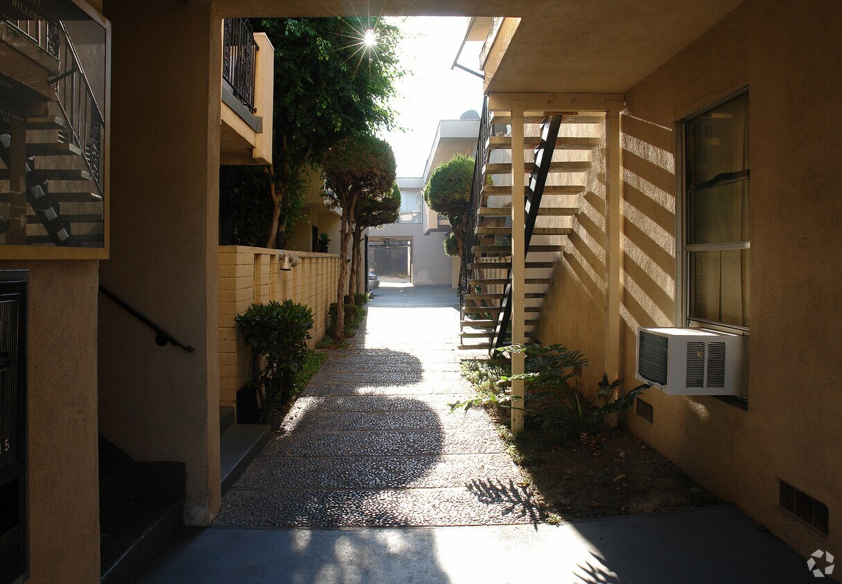Foto del edificio - 100 E Hillcrest Blvd