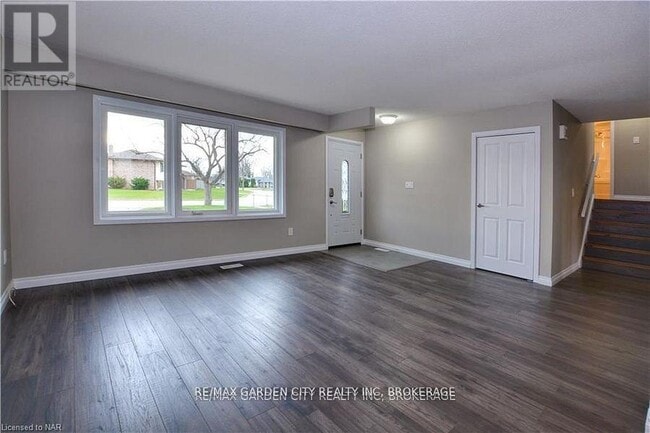 Building Photo - 49 Bendingroad Crescent
