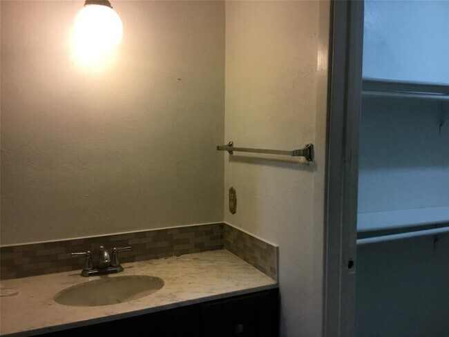 Building Photo - 10110 Sageyork Dr