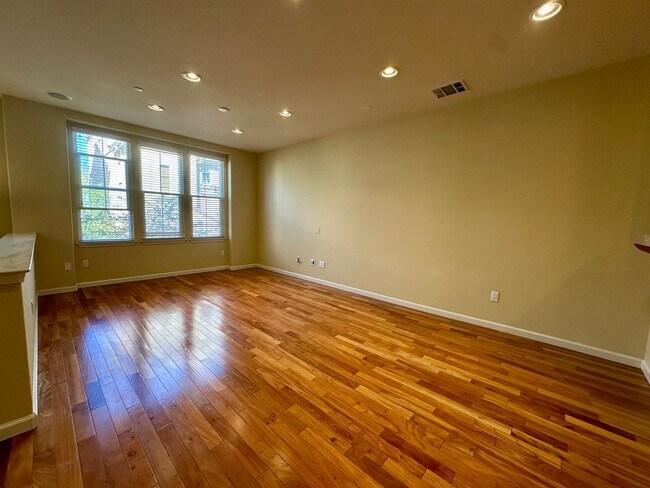 Foto del edificio - TOWNHOME WITH THOUGHTFUL UPGRADES | CALM SETTING