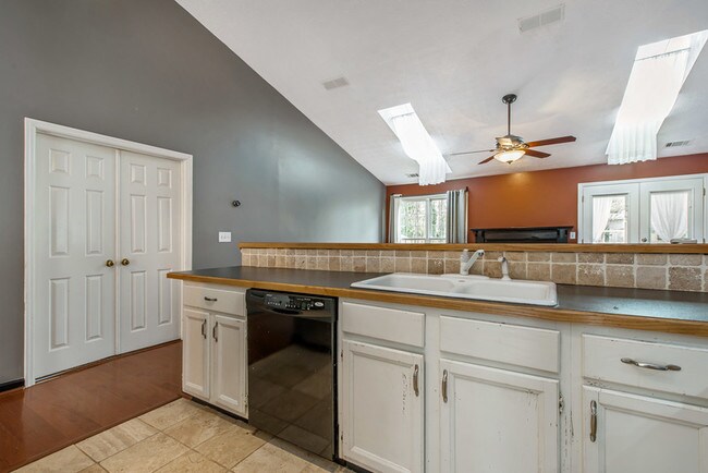Building Photo - 4885 Hampton Square Dr