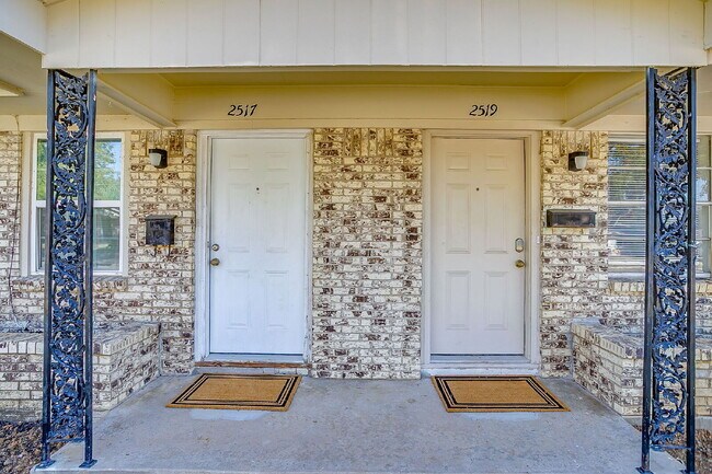 Foto del edificio - Cozy 2-Bed Duplex Available for Immediate ...