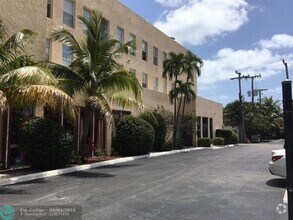 Building Photo - 2716 S Dixie Hwy