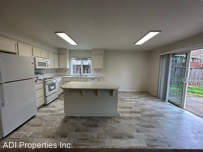 Building Photo - 4 br, 2.5 bath House - 1368 NE Dutch Lane