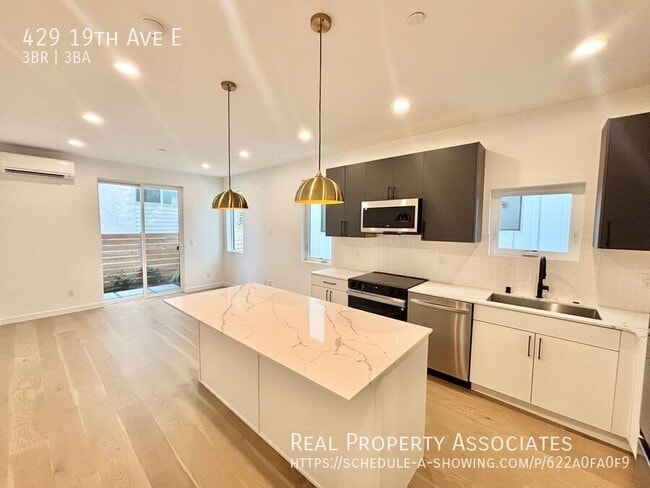 Building Photo - 429 19th Ave E