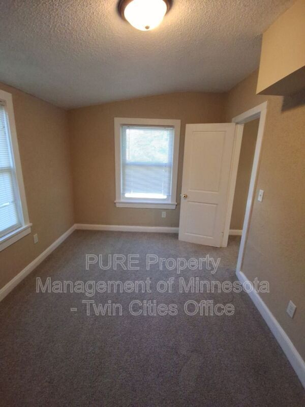 Building Photo - 987 N Churchill St