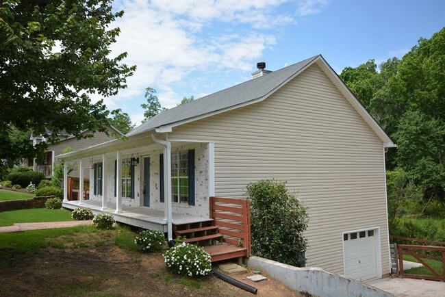Building Photo - 4748 Rhett Dr