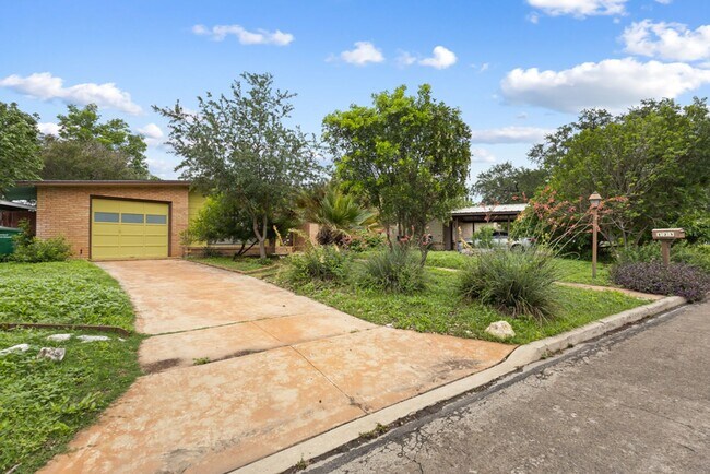 Building Photo - 2 Bed/2 Bath in Northeast Park Subdivision w/ pool