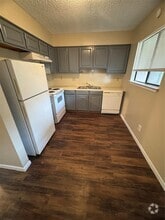 Building Photo - 139 Elm St