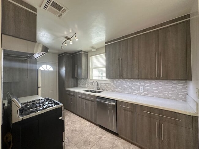 Building Photo - Completely remodeled and located on a quiet tree lines street in a beautiful pocket of Winnetka