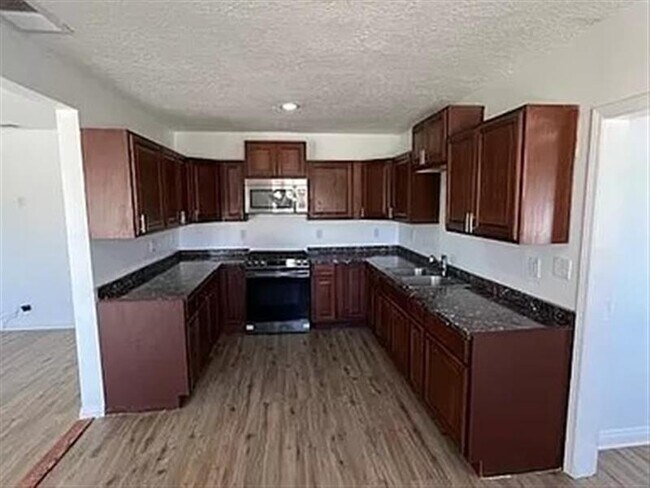 Building Photo - Large Single Family home