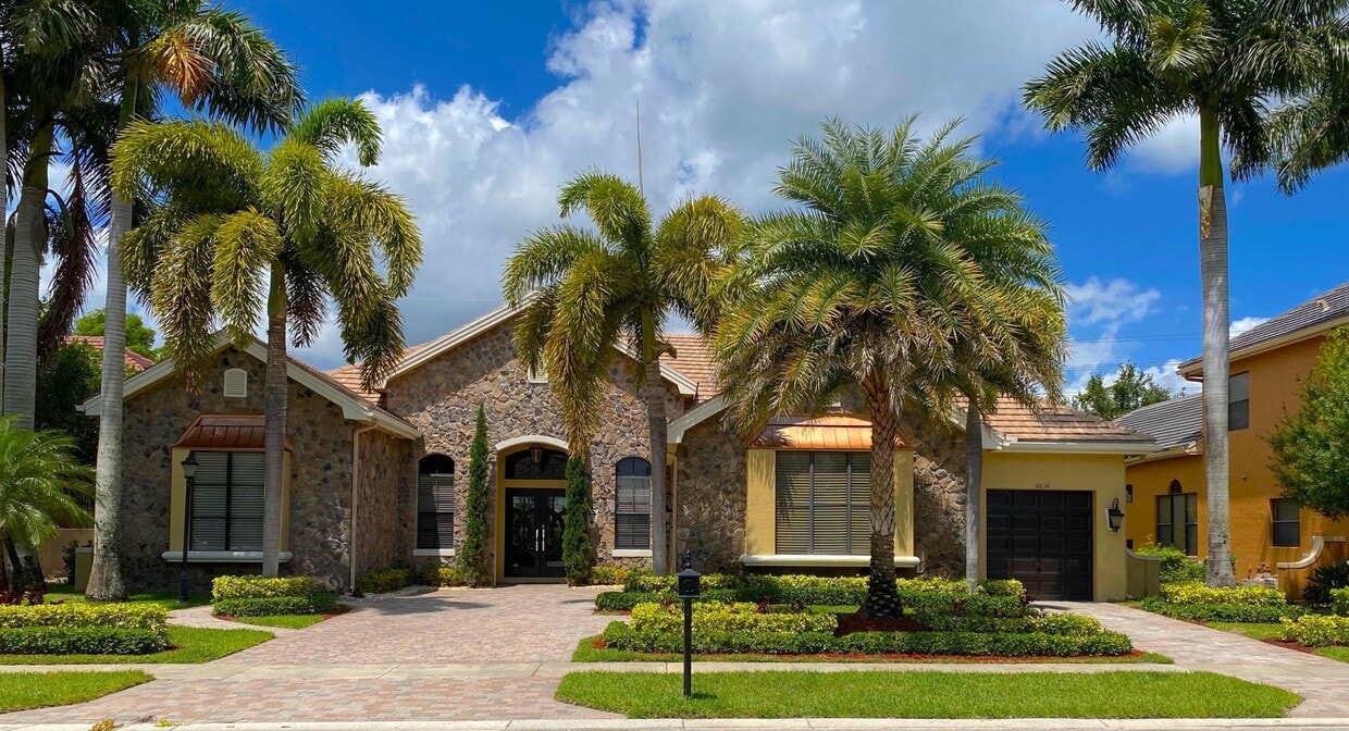 Primary Photo - 10634 Versailles Blvd