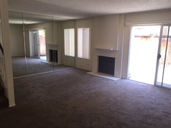 Foto del edificio - Carmel Valley Condo with garage