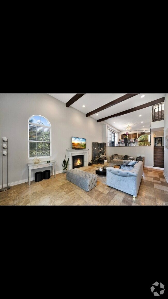 Building Photo - 2950 S Bentley Ave