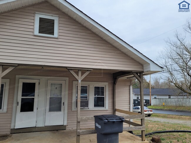 Building Photo - 1364 Crescent Dr