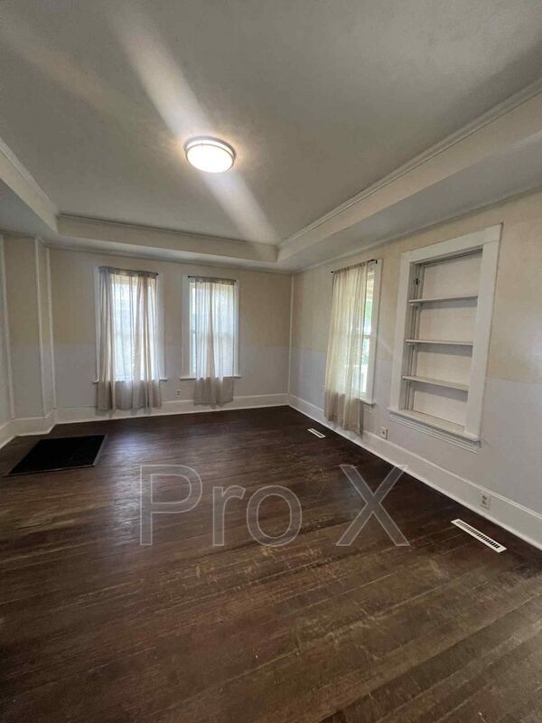 Building Photo - 2628 E 8th St