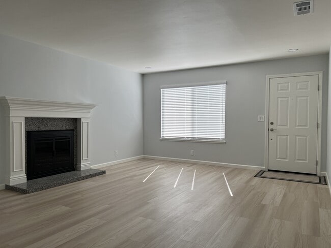 Building Photo - 145 Evergreen Way