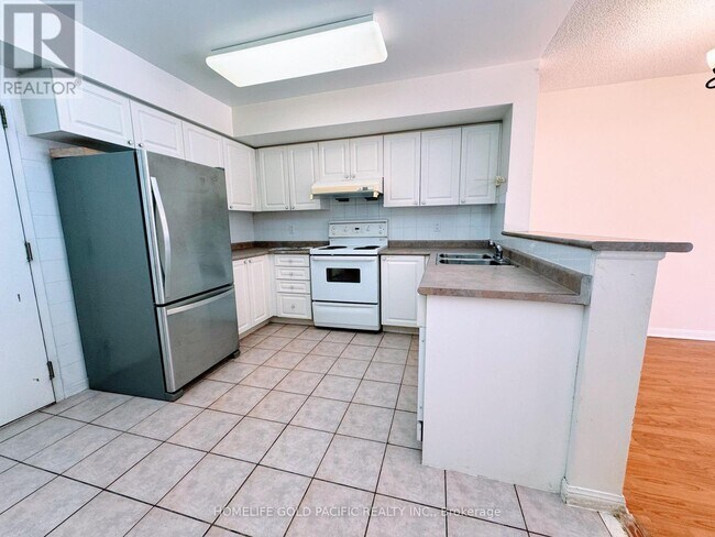 Building Photo - 28 Sommerset Way