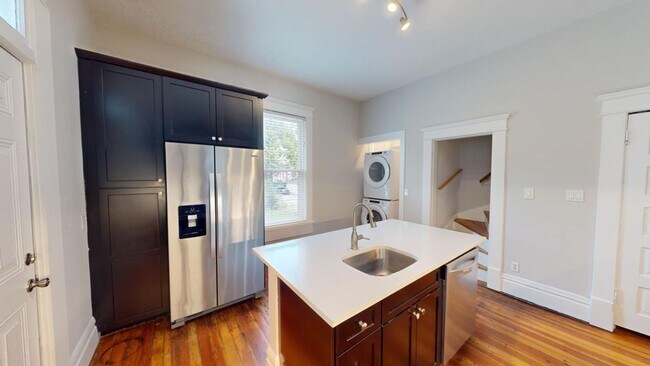 Foto del edificio - 5 BEDROOMS + 2 FULL BATHROOMS + 5 FREE OFF...