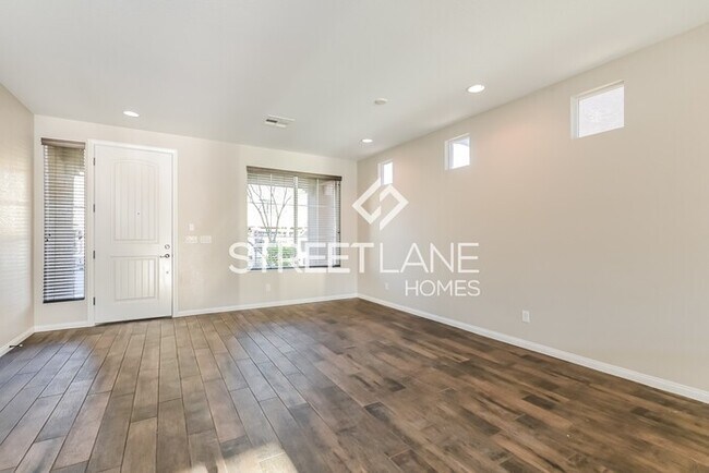 Foto del edificio - Stunning 4 Bedroom 3.5 Bath !