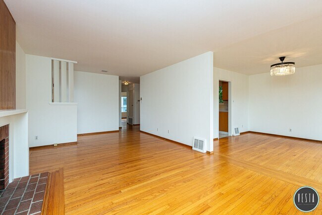 Building Photo - CHARMING MIDCENTURY HOME IN QUIET NEIGHBOR...