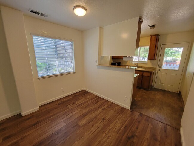 Foto del edificio - Two Story 3 Bedroom 2 Bath Condo in Chico for Rent!