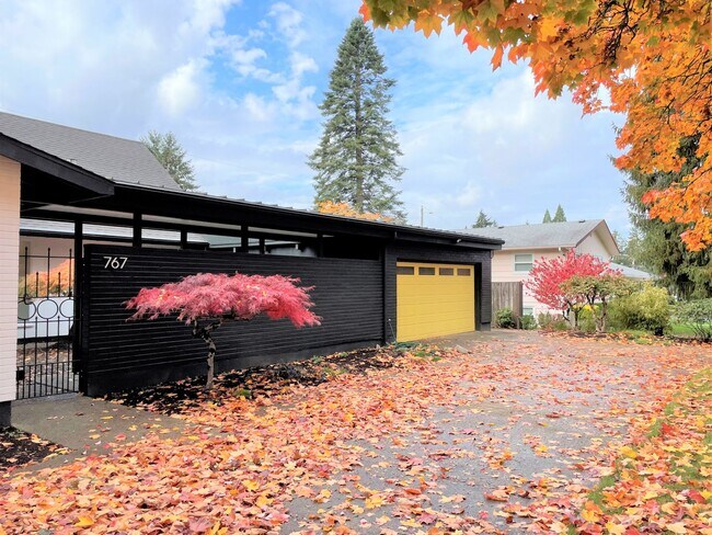 Building Photo - Beautiful 3 Bed + 2.5 Bath Remodeled Mid-C...